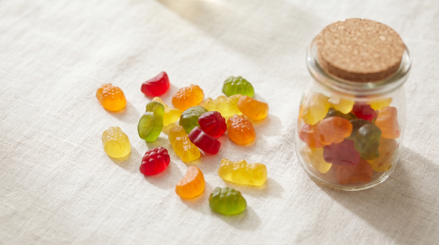 Gummies vitaminées colorées sur fond clair
