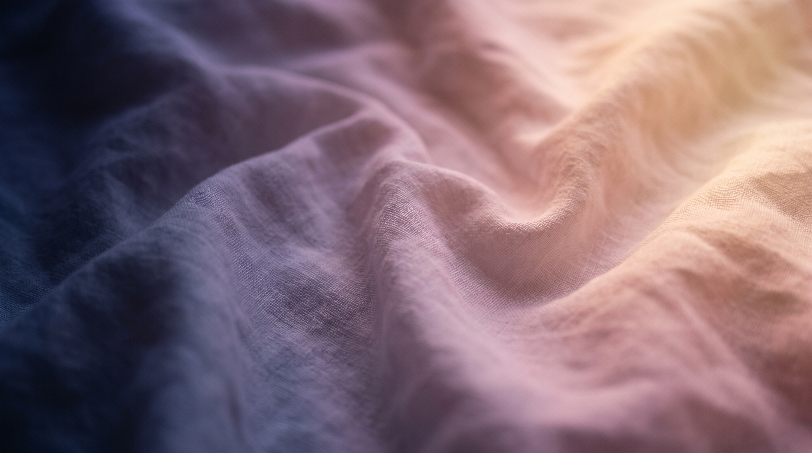 Draps de lin froissés parcourus d'un dégradé de lumière du bleu nuit à l'or de l'aube Image